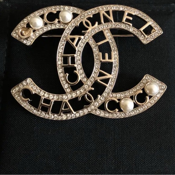 CHANEL Gold and Pearl Brooch - Picture 3 of 10